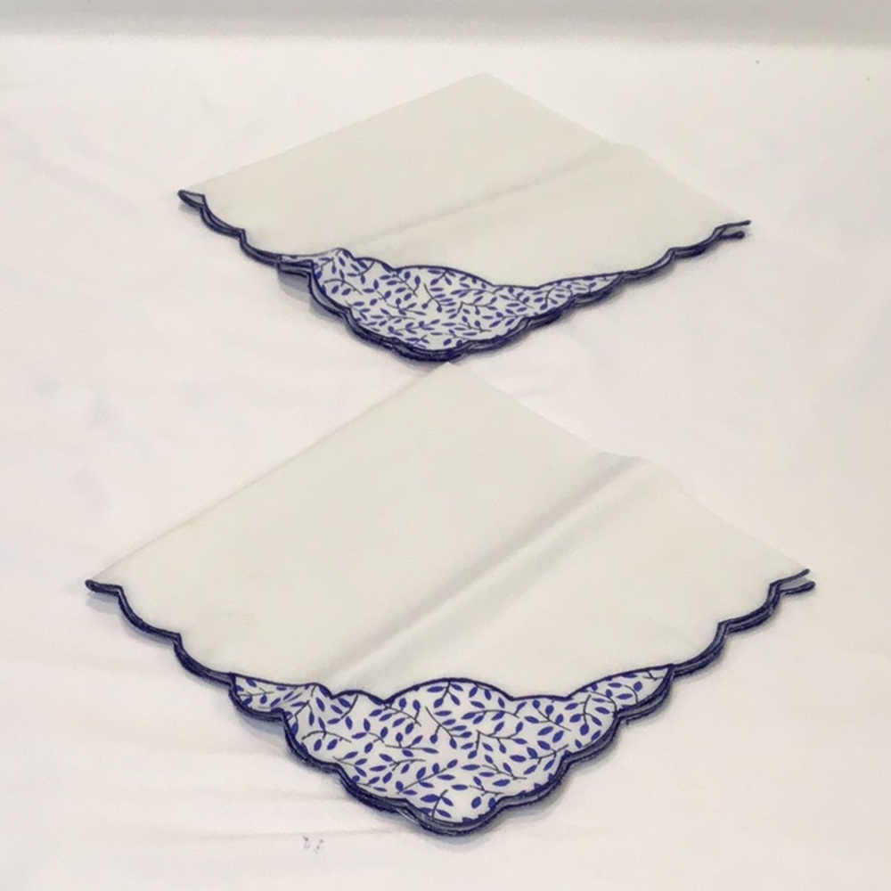 NWT Elegant pair of napkins embroidered in deep blue